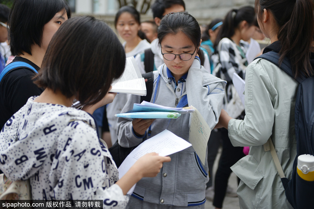 2017高考大幕開啟 南京一中考點(diǎn)門口百態(tài)盡顯
