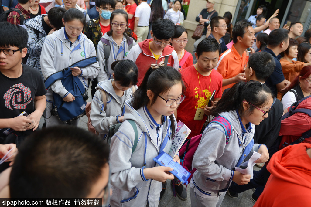 2017高考大幕開(kāi)啟 南京一中考點(diǎn)門口百態(tài)盡顯