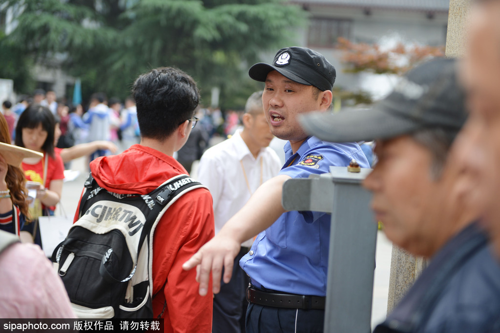 2017高考大幕開啟 南京一中考點門口百態盡顯