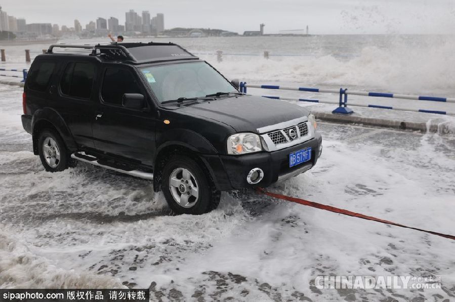青島大潮掀10余米高巨浪 游客冒險拍照