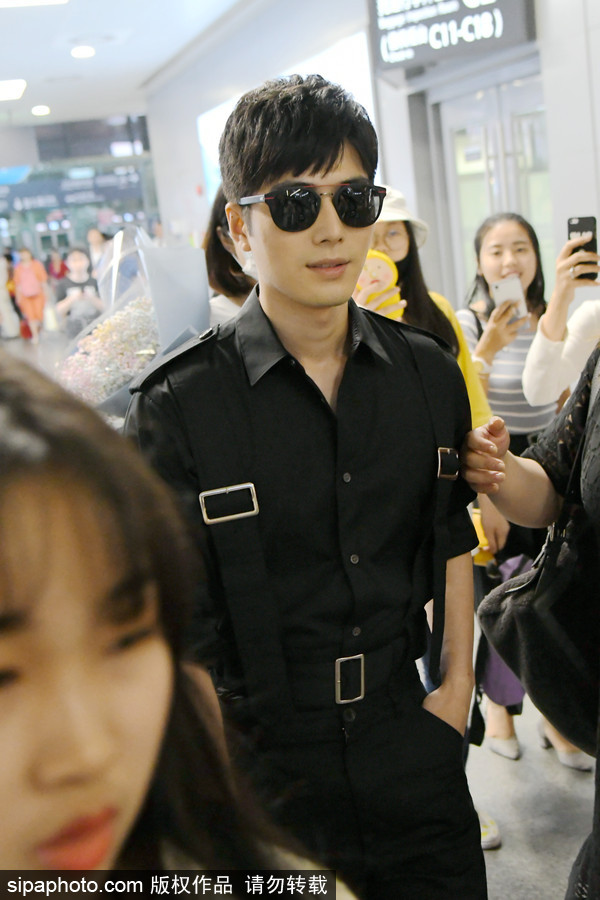 陳學冬黑衣墨鏡現(xiàn)身機場 遭眾迷妹圍堵跟拍