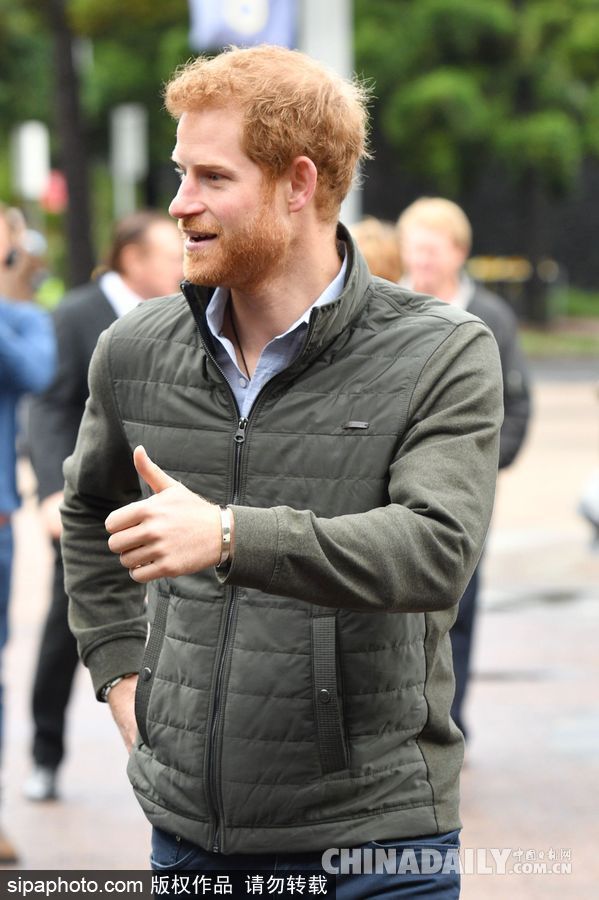 哈里王子到訪悉尼奧森公園 與游泳運(yùn)動員親切握手