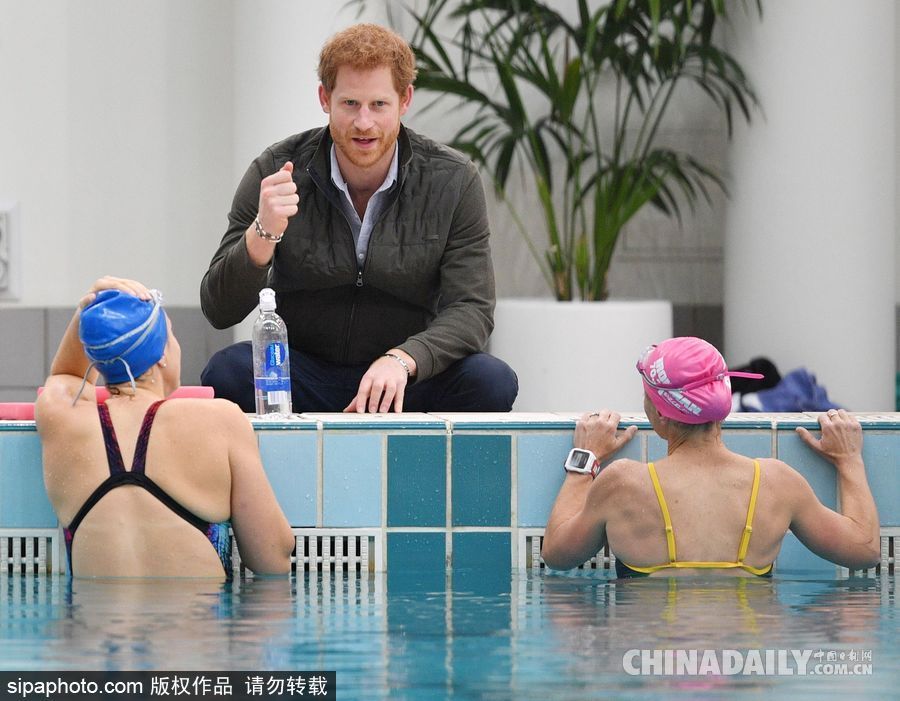 哈里王子到訪悉尼奧森公園 與游泳運(yùn)動(dòng)員親切握手