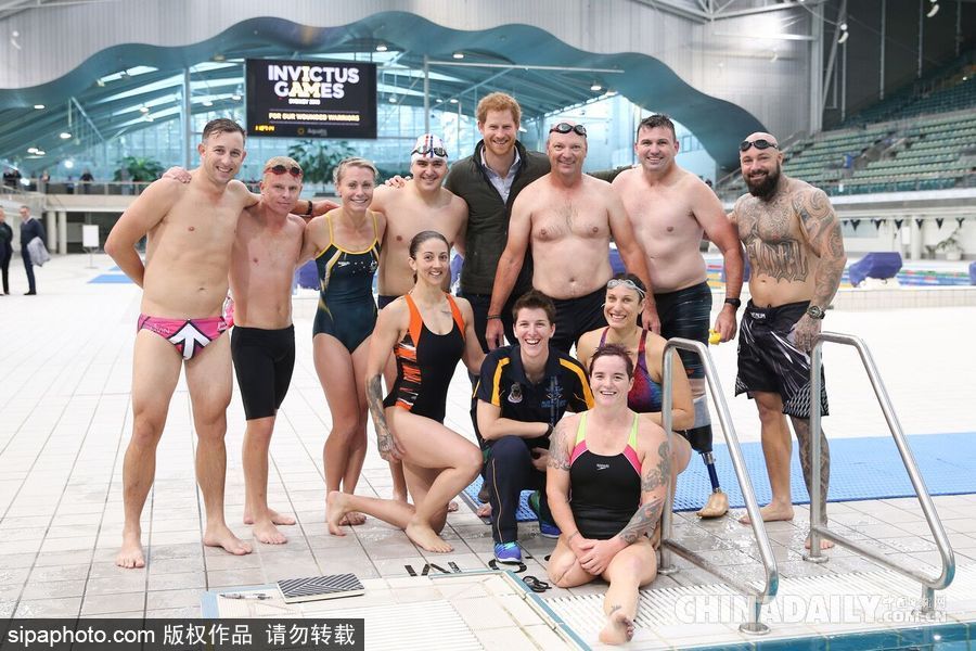 哈里王子到訪悉尼奧森公園 與游泳運動員親切握手