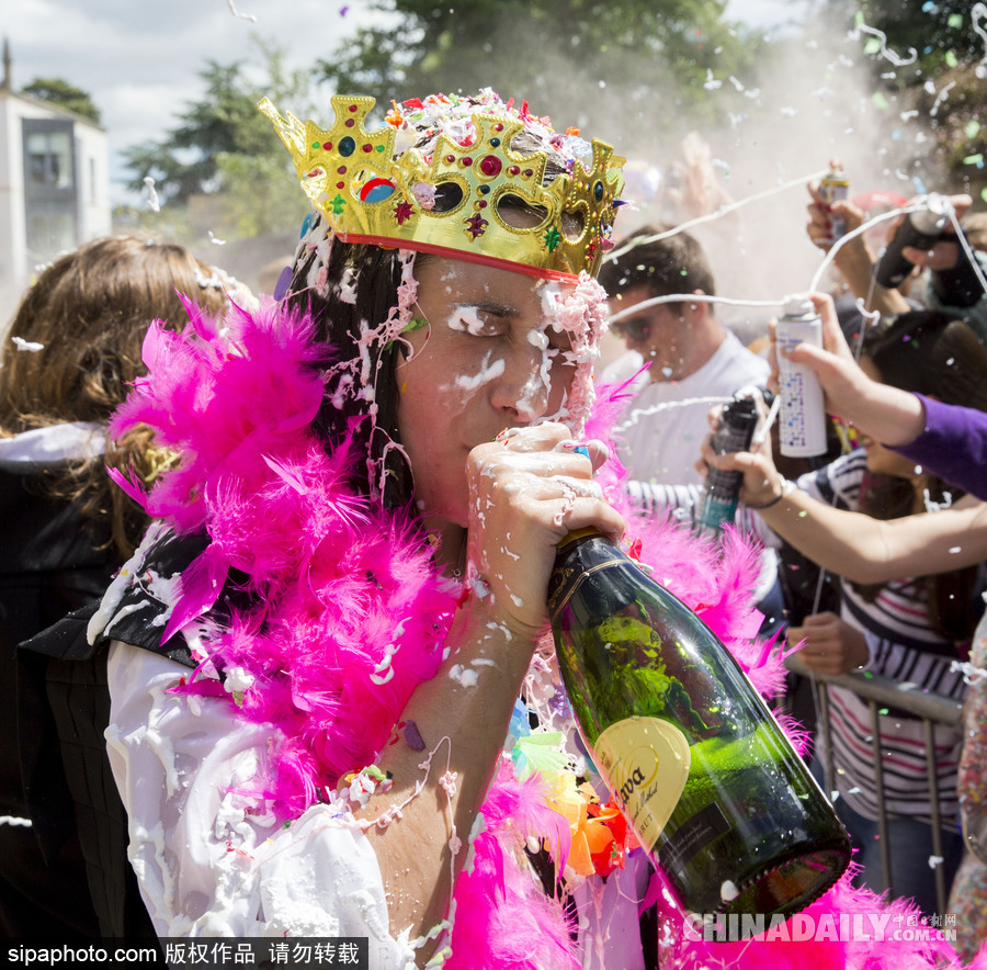 牛津大學也瘋狂 學生考試結束別樣慶祝方式