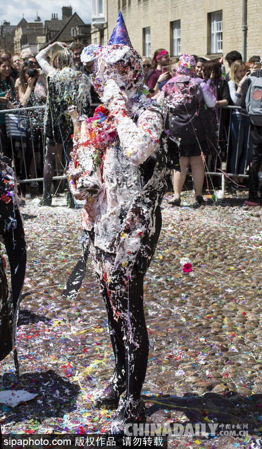 牛津大學也瘋狂 學生考試結束別樣慶祝方式