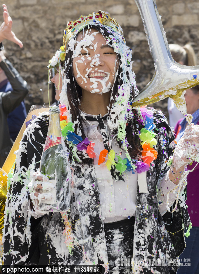 牛津大學也瘋狂 學生考試結束別樣慶祝方式