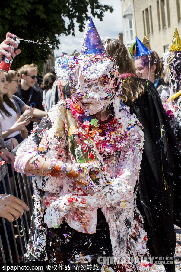 牛津大學也瘋狂 學生考試結束別樣慶祝方式