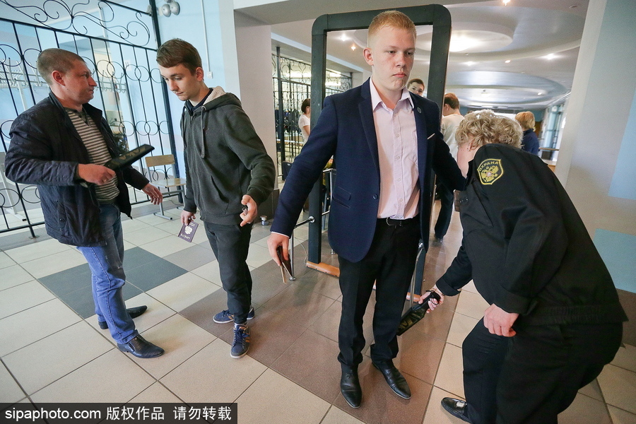 俄羅斯高考物理科目開考 探訪考試現(xiàn)場