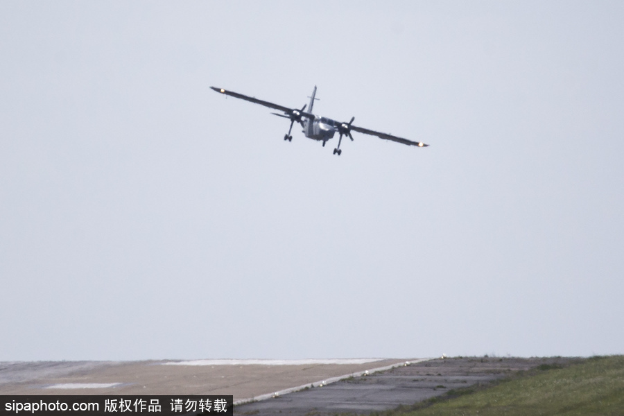 英國利茲遭遇大風 飛機在狂風中“左搖右擺”艱難降落