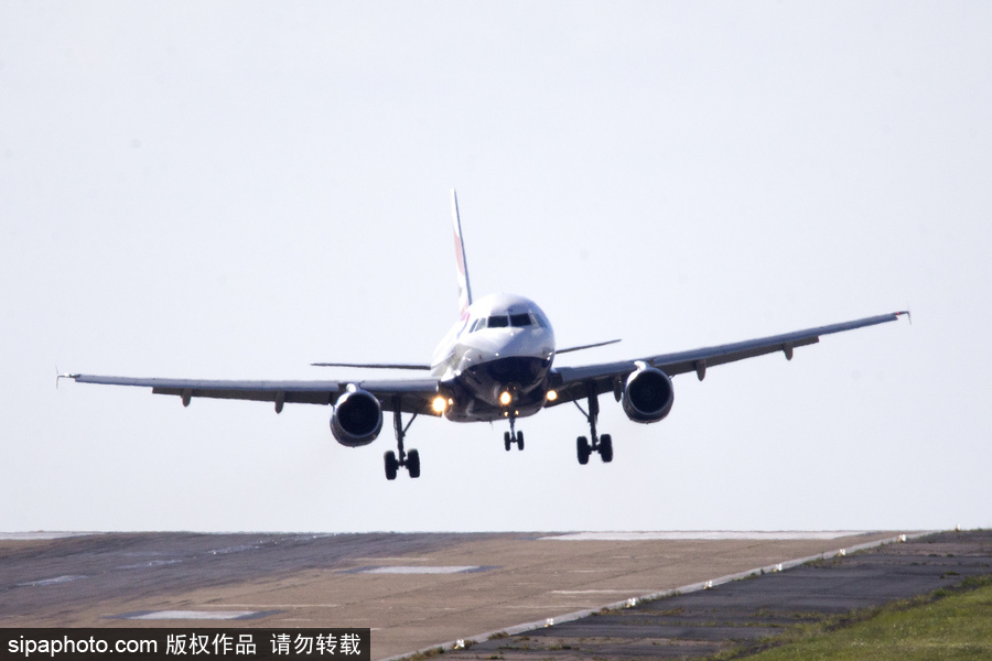 英國利茲遭遇大風 飛機在狂風中“左搖右擺”艱難降落