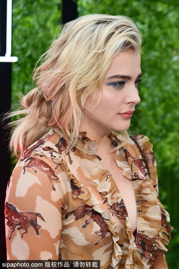 “超殺女”科洛·莫瑞茲甜美亮相時(shí)尚活動(dòng) 瘦身初見成效