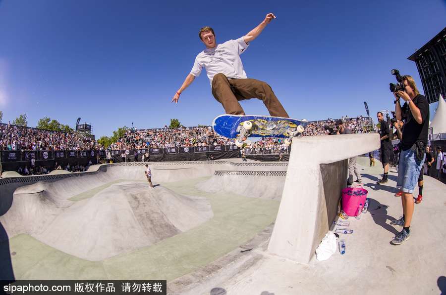 瑞典：紅牛Vans滑板賽馬爾默開(kāi)幕 極限牛人上演超酷特技