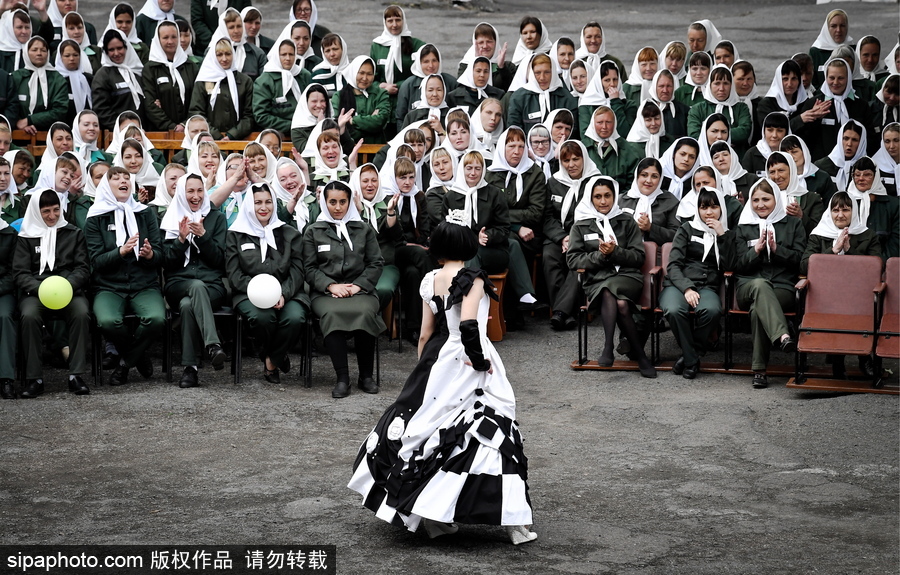 不輸超模！俄羅斯女子監(jiān)獄舉行時(shí)裝秀