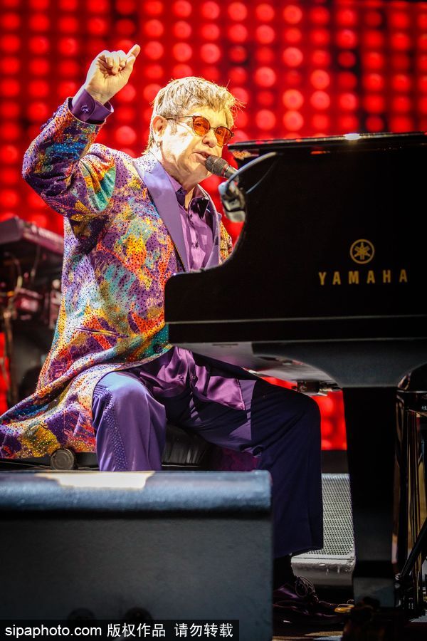 英國(guó)流行音樂(lè)藝術(shù)家艾爾頓·約翰演唱會(huì) 腳踩音響霸氣十足寶刀不老