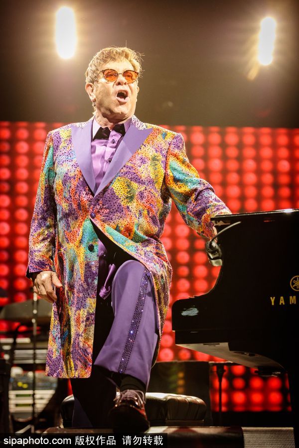 英國流行音樂藝術家艾爾頓·約翰演唱會 腳踩音響霸氣十足寶刀不老