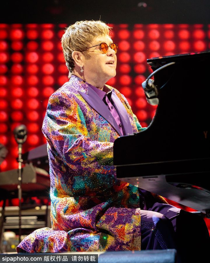 英國流行音樂藝術(shù)家艾爾頓·約翰演唱會 腳踩音響霸氣十足寶刀不老