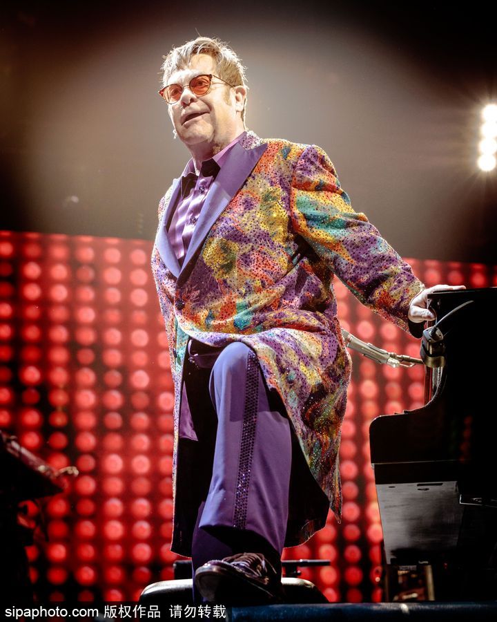 英國流行音樂藝術家艾爾頓·約翰演唱會 腳踩音響霸氣十足寶刀不老