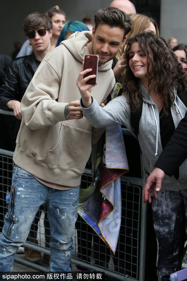 偶像男星利亞姆·佩恩出街被粉絲包圍 新手奶爸難脫稚氣