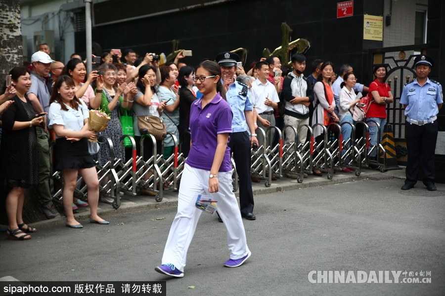 2017高考結束 北京四中考生輕松出考場笑容滿面