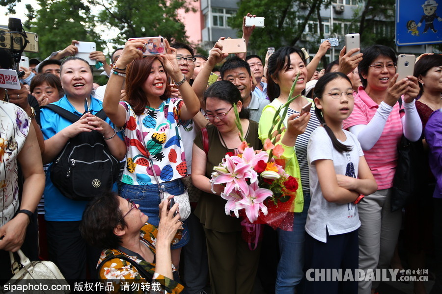 2017高考結(jié)束 北京四中考生輕松出考場笑容滿面