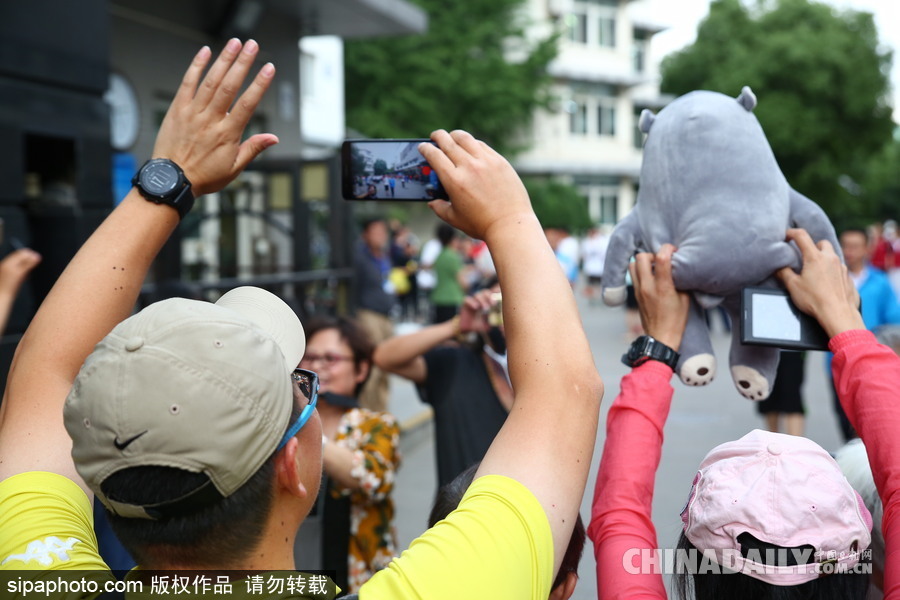 2017高考結束 北京四中考生輕松出考場笑容滿面