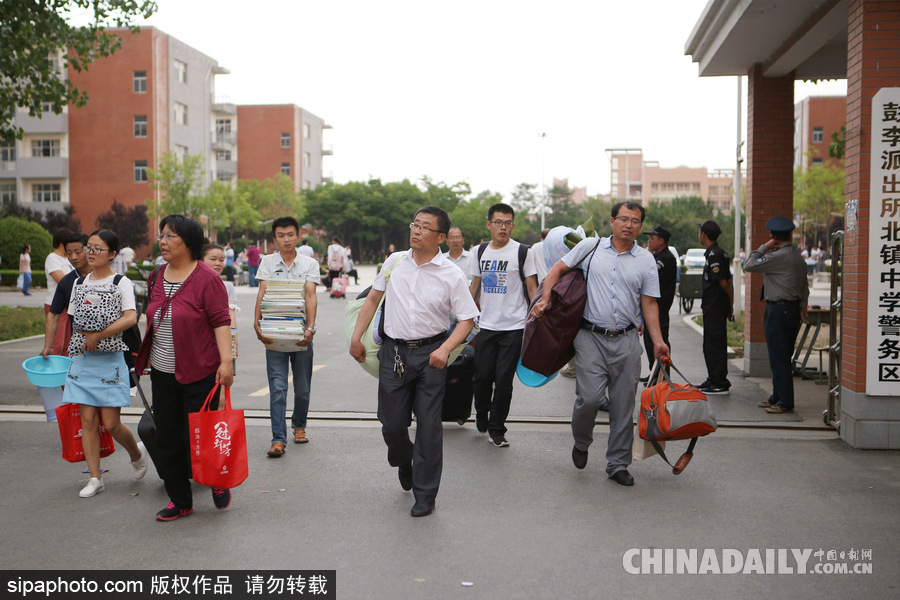 山東濱州：高考住宿生搬離宿舍場(chǎng)面 壯觀不輸春運(yùn)