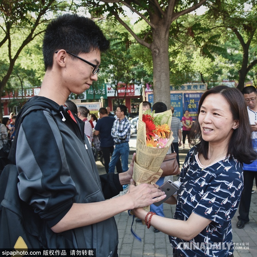 內(nèi)蒙古呼和浩特：等待與期盼 高考考場(chǎng)外表情萬(wàn)象