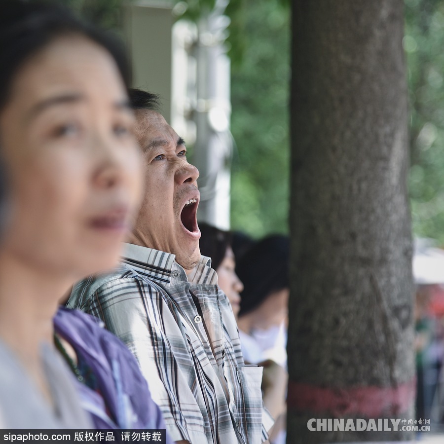 內(nèi)蒙古呼和浩特：等待與期盼 高考考場(chǎng)外表情萬象