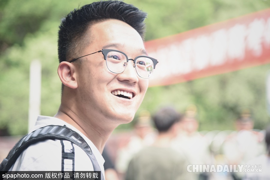 內蒙古呼和浩特：等待與期盼 高考考場外表情萬象