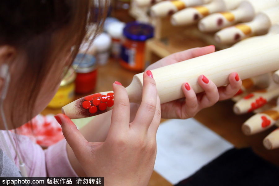 俄羅斯手工藝品廠 能工巧匠制作彩繪木制品