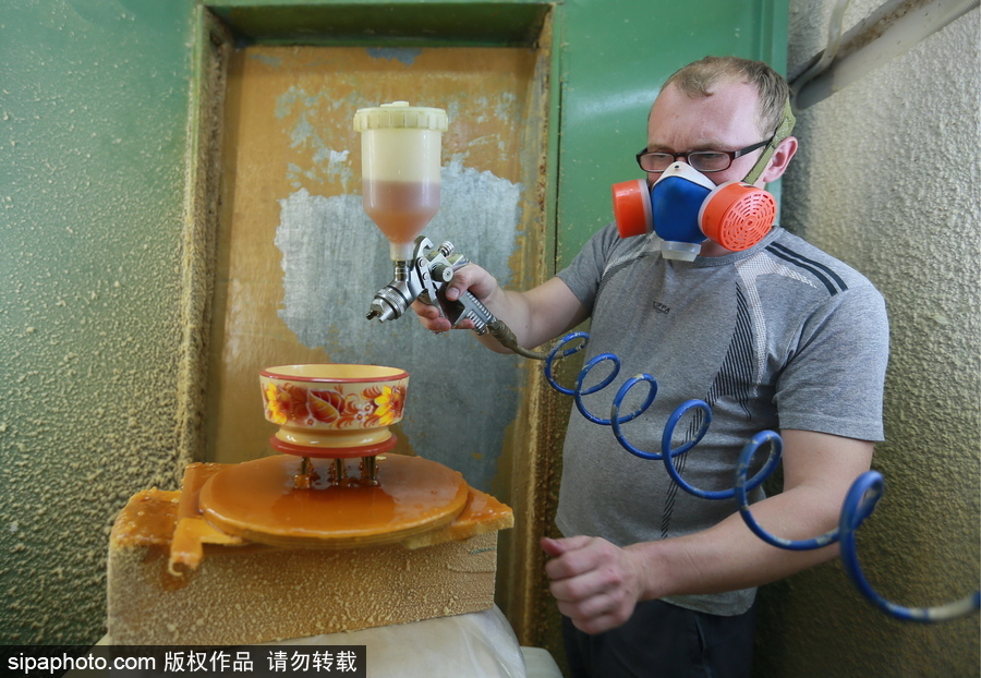 俄羅斯手工藝品廠 能工巧匠制作彩繪木制品