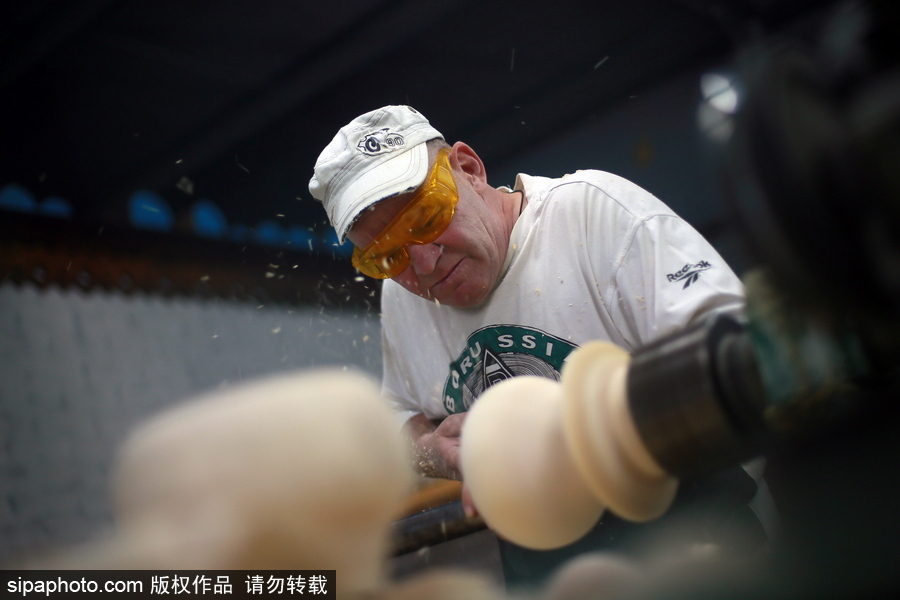 俄羅斯手工藝品廠 能工巧匠制作彩繪木制品