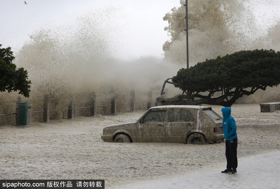 南非遭風(fēng)暴襲擊 大風(fēng)掀巨浪席卷街道