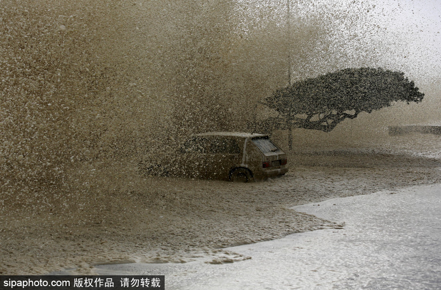 南非遭風暴襲擊 大風掀巨浪席卷街道