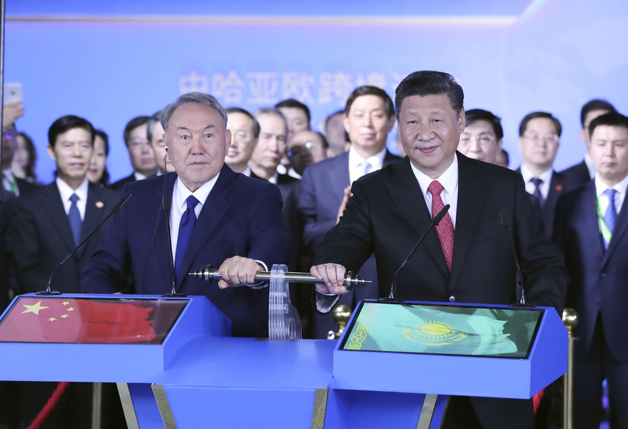 習(xí)近平同哈薩克斯坦總統(tǒng)納扎爾巴耶夫共同參觀(guān)阿斯塔納專(zhuān)項(xiàng)世博會(huì)中國(guó)國(guó)家館 并出席中哈亞歐跨境運(yùn)輸視頻連線(xiàn)儀式