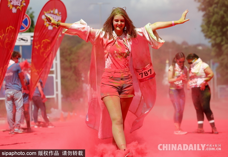 莫斯科彩色跑活力開跑 眾選手置身紅色海洋放飛自我