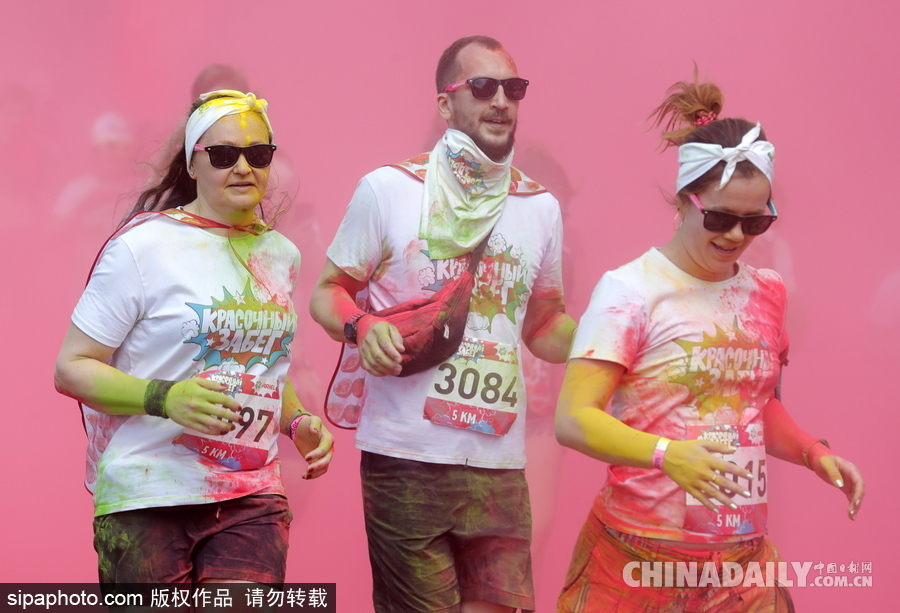 莫斯科彩色跑活力開(kāi)跑 眾選手置身紅色海洋放飛自我