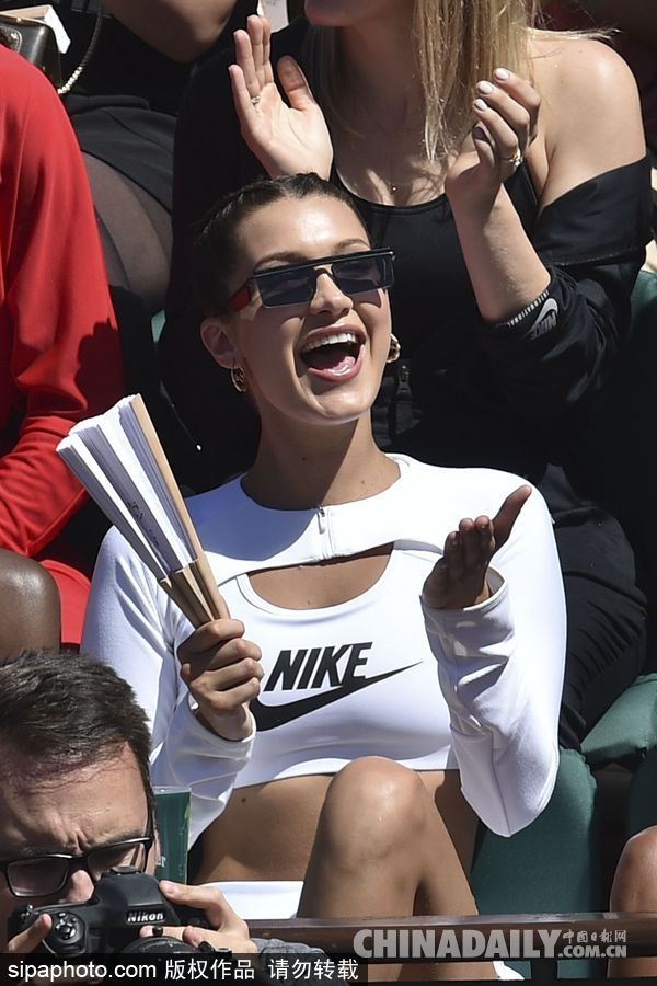 “面癱臉”超模貝拉·哈迪德也有放飛自我的時候！就是開心