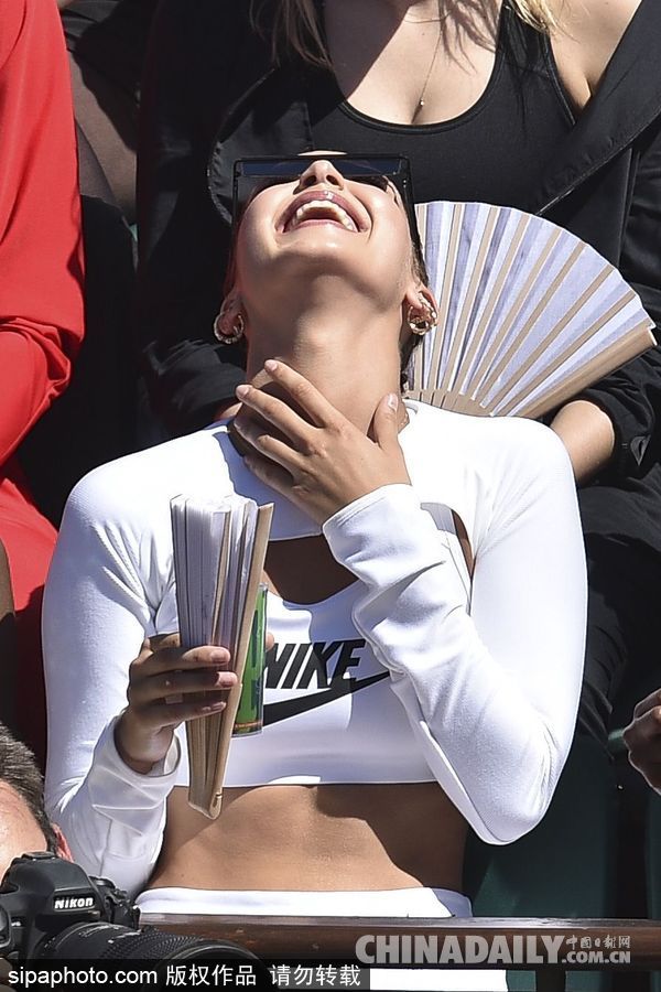 “面癱臉”超模貝拉·哈迪德也有放飛自我的時(shí)候！就是開(kāi)心