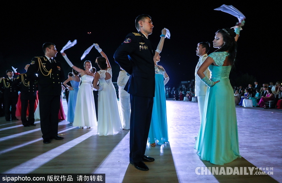 俄羅斯塞瓦斯托波爾軍官舞會 似“王子公主”高貴優雅