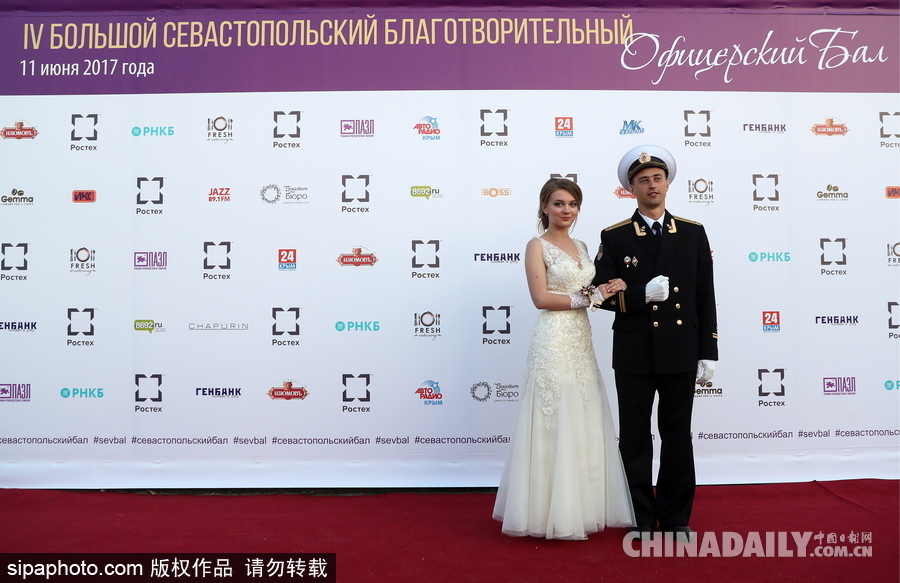 俄羅斯塞瓦斯托波爾軍官舞會(huì) 似“王子公主”高貴優(yōu)雅