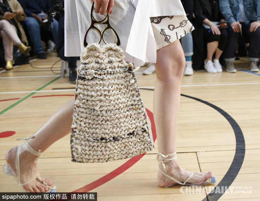 喝完的飲料瓶不要扔 可以踩在腳下當(dāng)鞋穿！