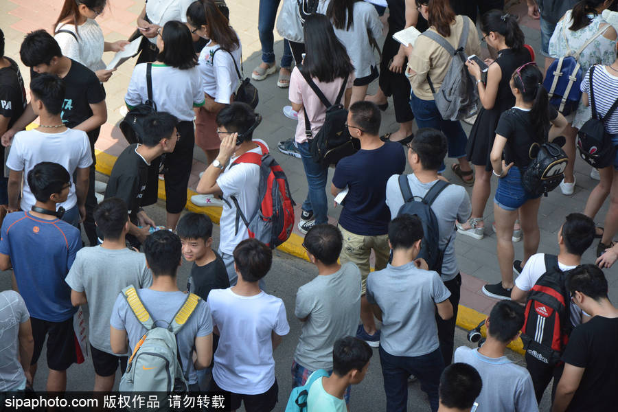 山東聊城：2017全國大學英語四六級開考 場面火爆堪比“春運”現場