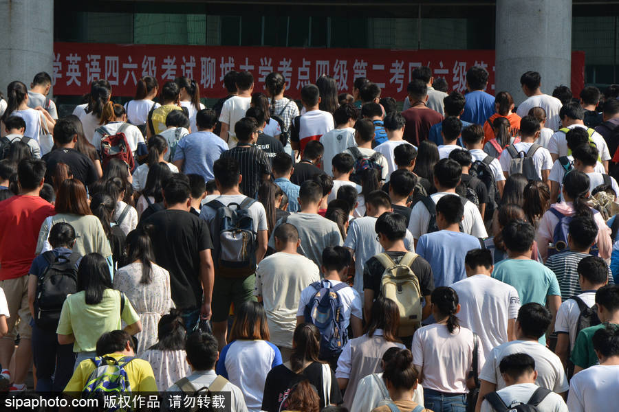 山東聊城：2017全國大學(xué)英語四六級開考 場面火爆堪比“春運(yùn)”現(xiàn)場