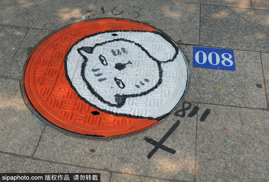 北京：又是一年畢業(yè)季 畢業(yè)生動(dòng)漫井蓋彩繪告別校園