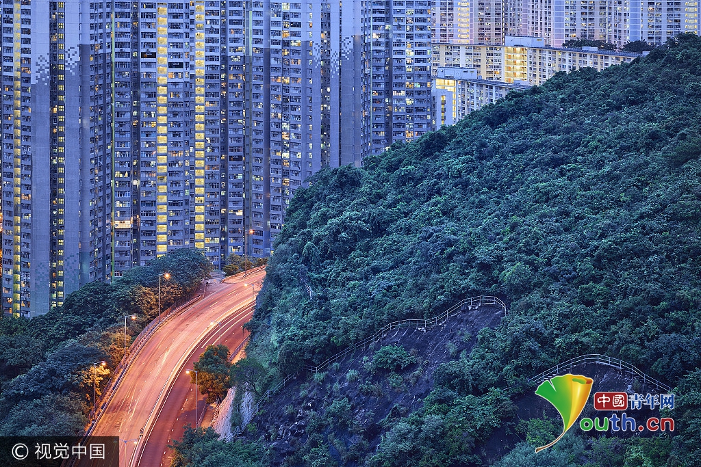 鏡頭下的“藍色香港” 華燈初上縹緲幽靜