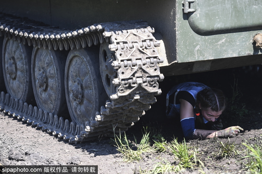 俄羅斯舉行“英雄種族”障礙賽 猛男美女泥地摸爬滾打