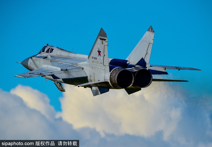 沖上云霄 俄羅斯戰(zhàn)機(jī)航空?qǐng)F(tuán)訓(xùn)練大片既視感