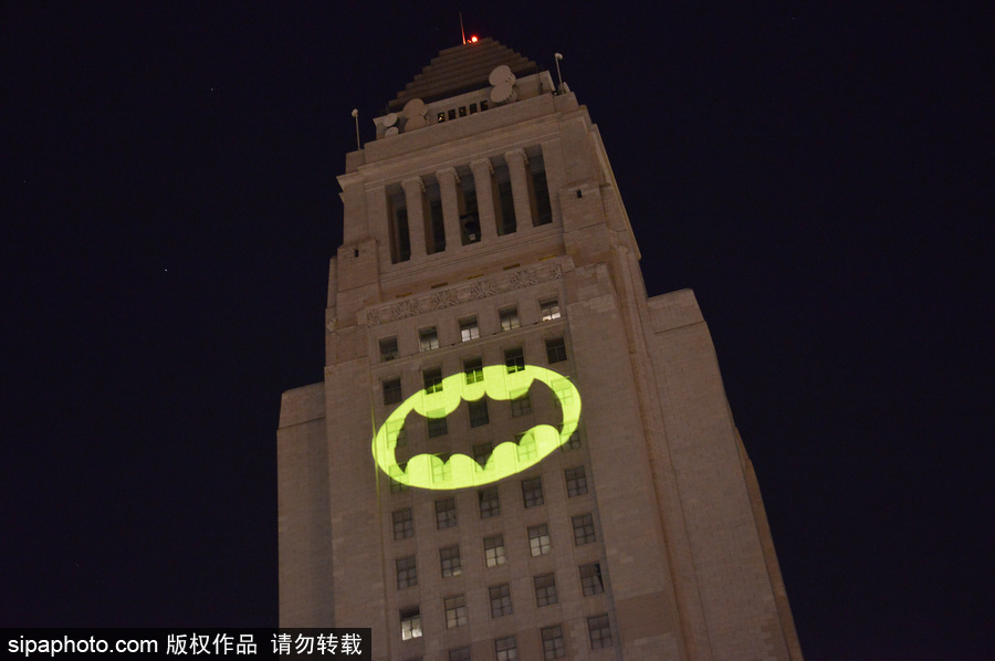 洛杉磯市政廳大樓亮蝙蝠俠信號燈 悼念“蝙蝠俠”飾演者亞當·韋斯特